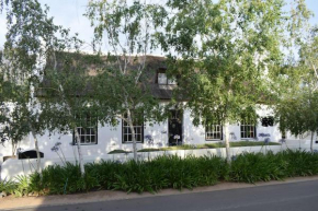 Petite France:luxury thatched 4BRcottage with pool